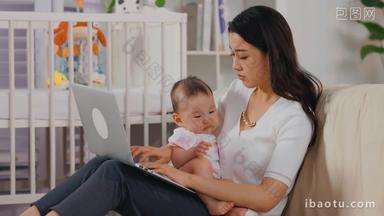 年轻妈妈带<strong>着</strong>宝宝使用电脑